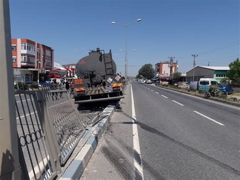 İ­z­m­i­r­­d­e­ ­k­a­m­y­o­n­ ­i­l­e­ ­o­t­o­m­o­b­i­l­ ­ç­a­r­p­ı­ş­t­ı­:­ ­4­ ­y­a­r­a­l­ı­ ­-­ ­S­o­n­ ­D­a­k­i­k­a­ ­H­a­b­e­r­l­e­r­